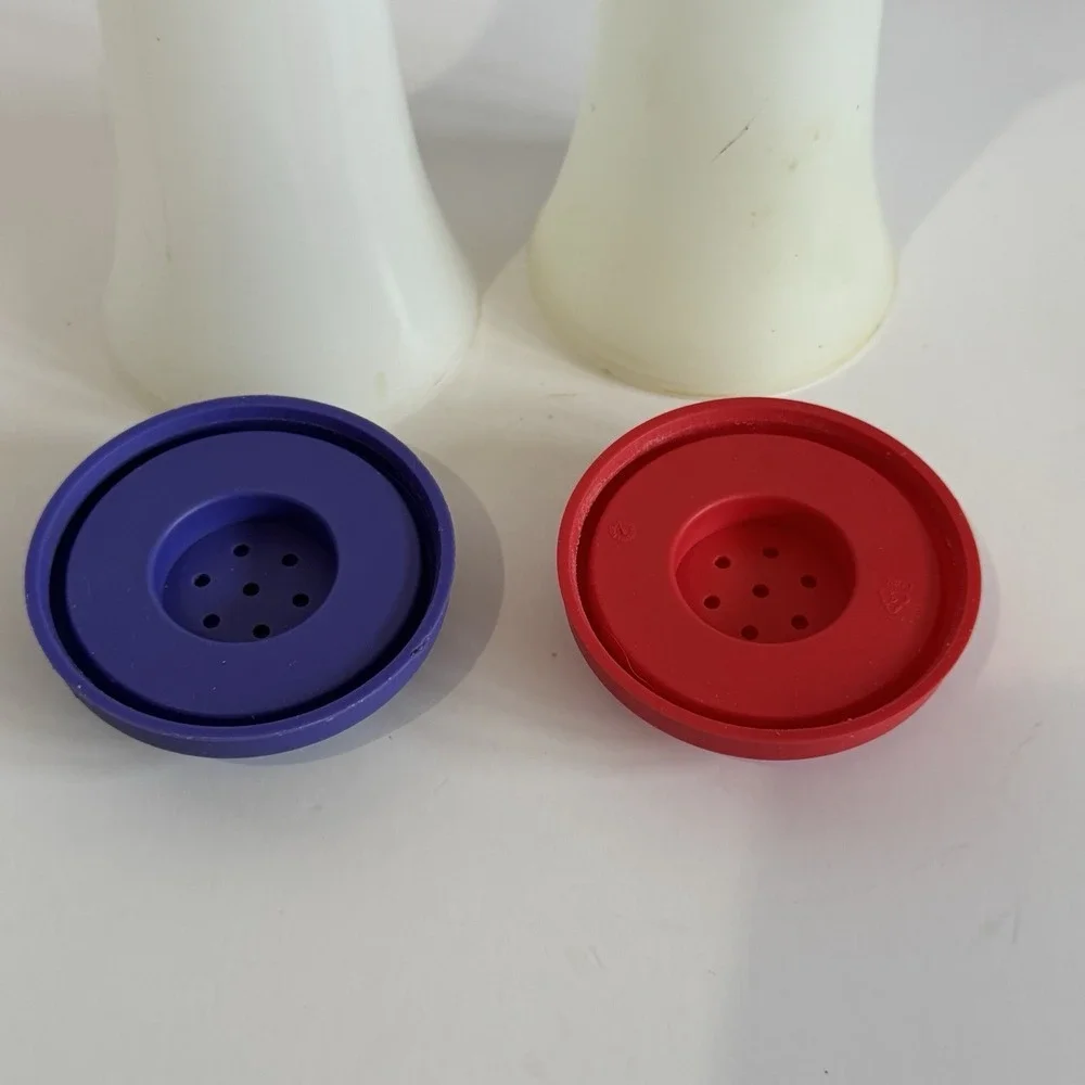 Tupperware Hourglass Salt & Pepper Shakers Blue &‎ Red Top